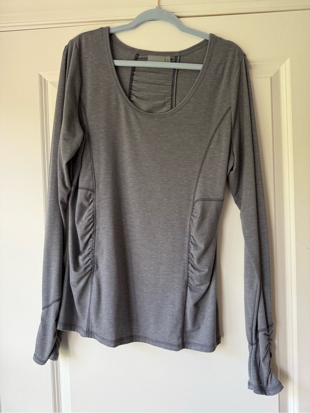 Athleta Women’s Long-Sleeve Scoop Neck Top with Thumbholes in Gray, XL (Large)